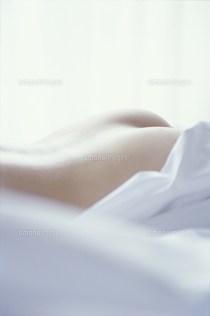 白シーツに横たわる女性のお尻 の写真素材 イラスト素材 アマナイメージズ