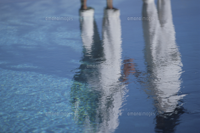 水面に映る白い服のカップル の写真素材 イラスト素材 アマナイメージズ