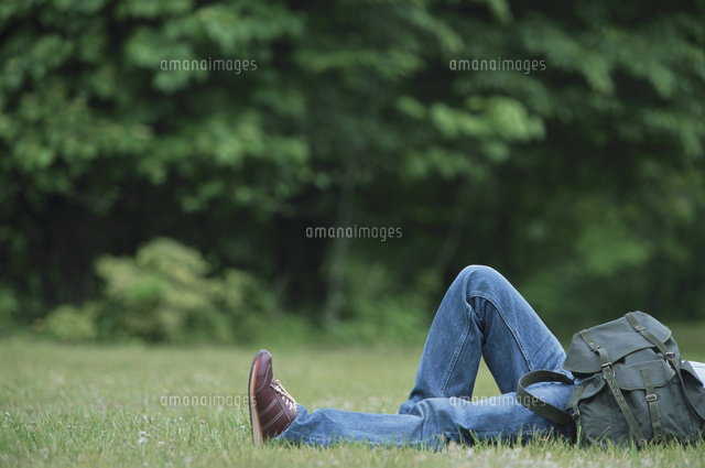 芝生で寝転ぶ人の足元 の写真素材 イラスト素材 アマナイメージズ
