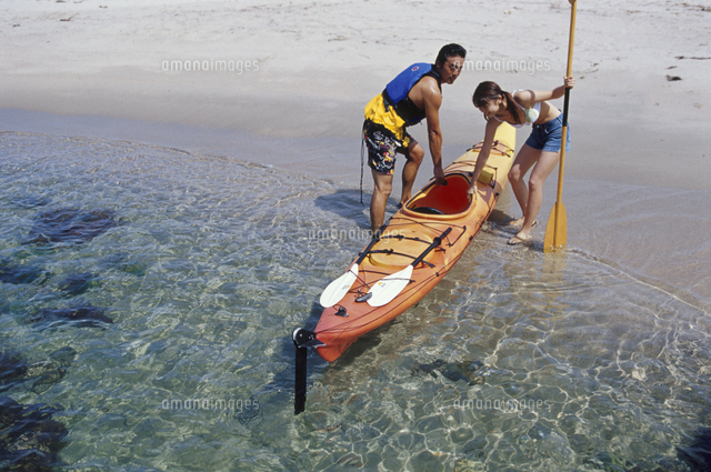 カヤックを運ぶ男女 の写真素材 イラスト素材 アマナイメージズ