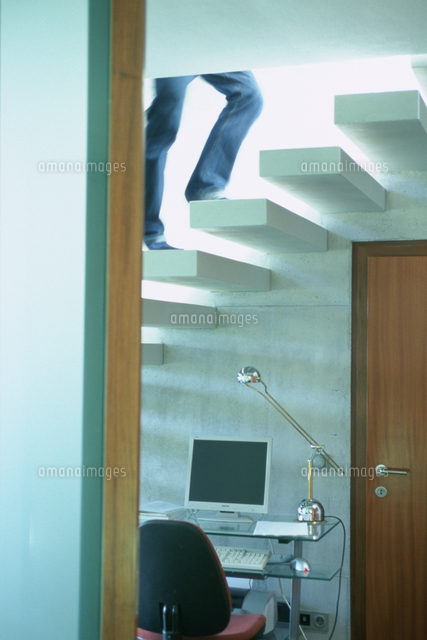 階段下のパソコンのあるデスク の写真素材 イラスト素材 アマナイメージズ