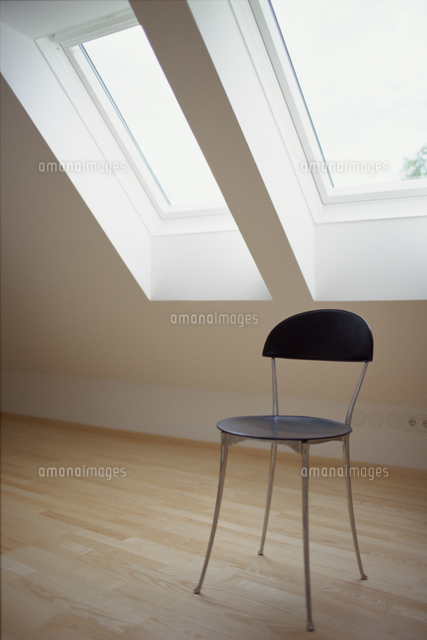 天窓のある部屋の黒い椅子 の写真素材 イラスト素材 アマナイメージズ