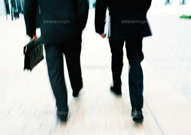 men walking together[11001020595]の写真素材・イラスト素材｜アマナイメージズ