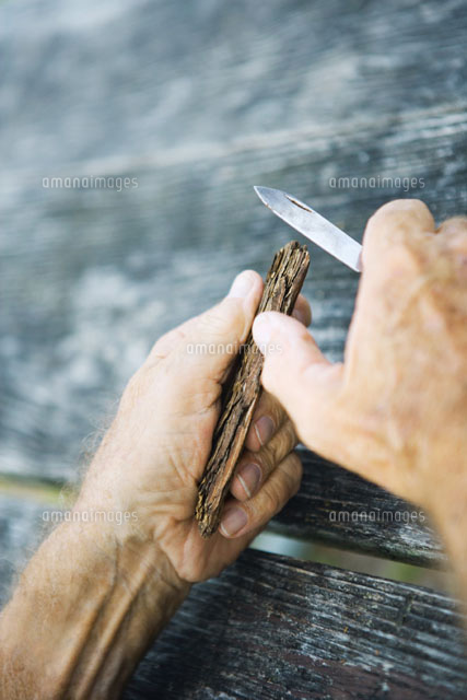 Man carving wood with knife of hands[11001044600]の写真素材・イラスト素材｜アマナイメージズ