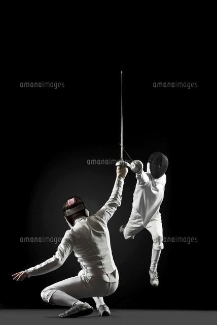 Fencers Fencing One Fencer Jumping In Air の写真素材 イラスト素材 アマナイメージズ