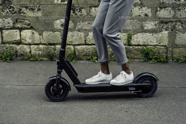 Young Man Riding Push Scooter の写真素材 イラスト素材 アマナイメージズ