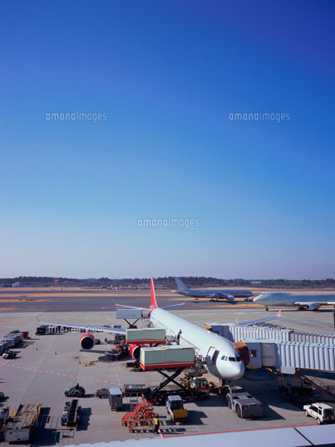 滑走路と飛行機 の写真素材 イラスト素材 アマナイメージズ