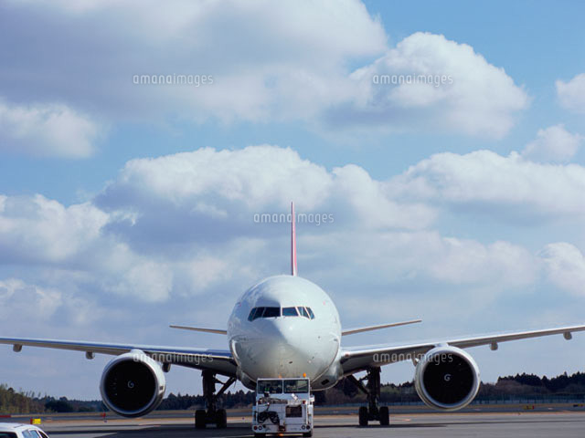 滑走路と飛行機 の写真素材 イラスト素材 アマナイメージズ