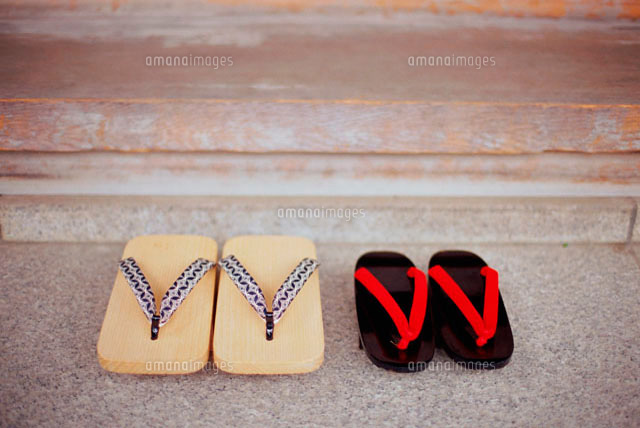 並んでいる草履 の写真素材 イラスト素材 アマナイメージズ