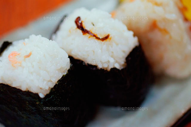 おにぎり3つ の写真素材 イラスト素材 アマナイメージズ