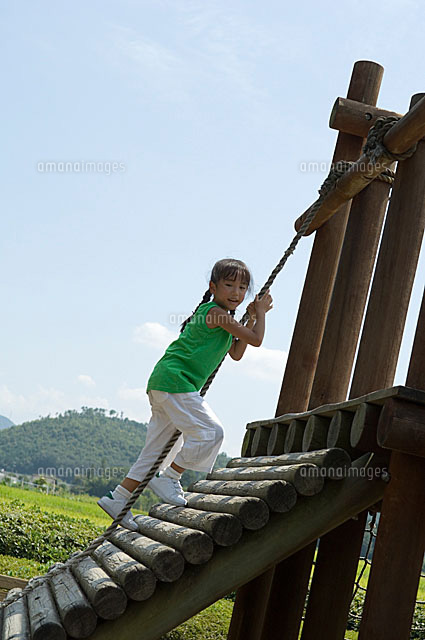 アスレチック場で遊ぶ女の子 の写真素材 イラスト素材 アマナイメージズ アスレチック場で遊ぶ女の子 の写真素材 イラスト素材 アマナイメージズ