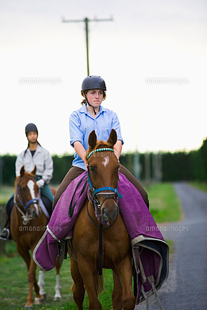馬に乗る白人女性二人 の写真素材 イラスト素材 アマナイメージズ 馬に乗る白人女性二人 の写真素材 イラスト素材 アマナイメージズ