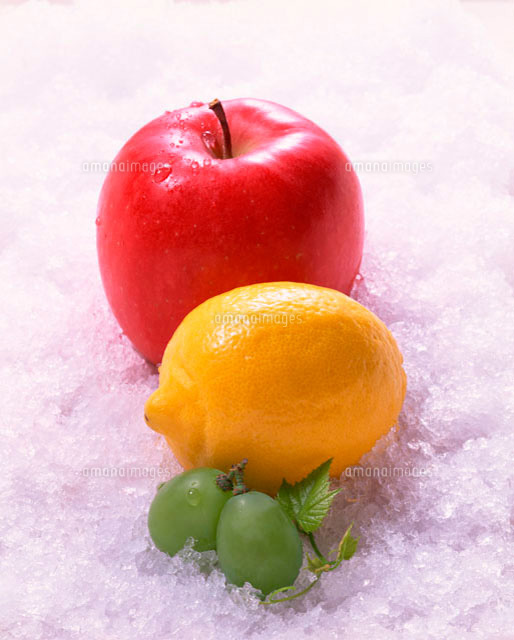 氷上のマスカット、レモン、リンゴ[11002027283]の写真・イラスト素材