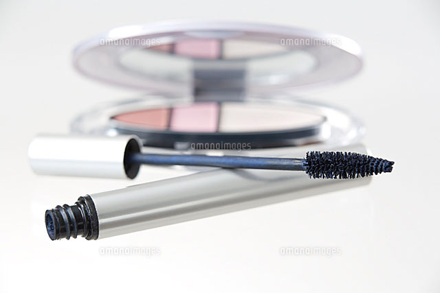 マスカラとアイシャドウ の写真素材 イラスト素材 アマナイメージズ