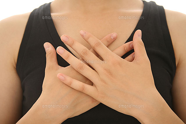 胸の上に手を置く の写真素材 イラスト素材 アマナイメージズ