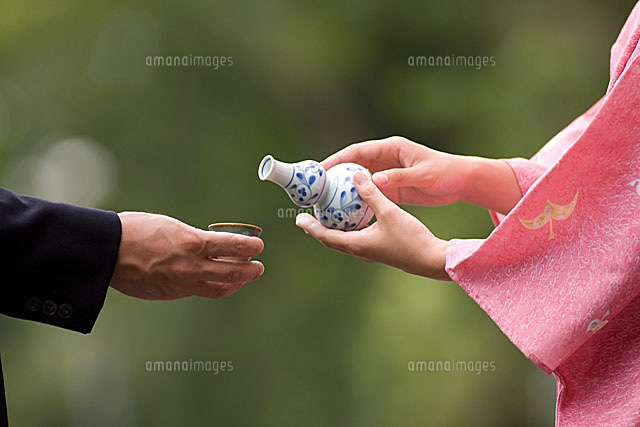 お酌をする の写真素材 イラスト素材 アマナイメージズ