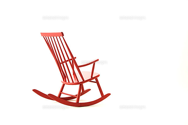 赤いロッキングチェア の写真素材 イラスト素材 アマナイメージズ