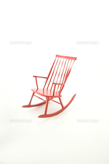 赤いロッキングチェア の写真素材 イラスト素材 アマナイメージズ