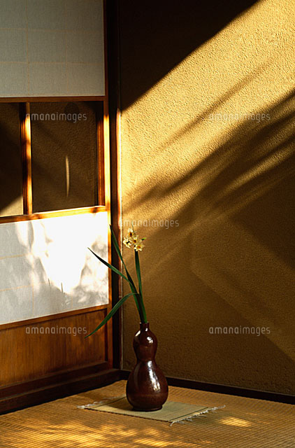 和室に置かれた花瓶 の写真素材 イラスト素材 アマナイメージズ
