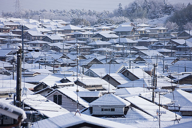 雪景色の住宅街[11002054406]の写真・イラスト素材｜アマナイメージズ
