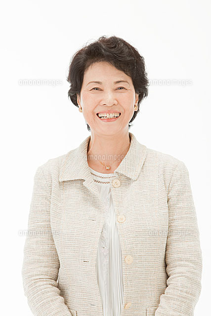 笑顔の60代女性[11002054651]の写真・イラスト素材｜アマナイメージズ