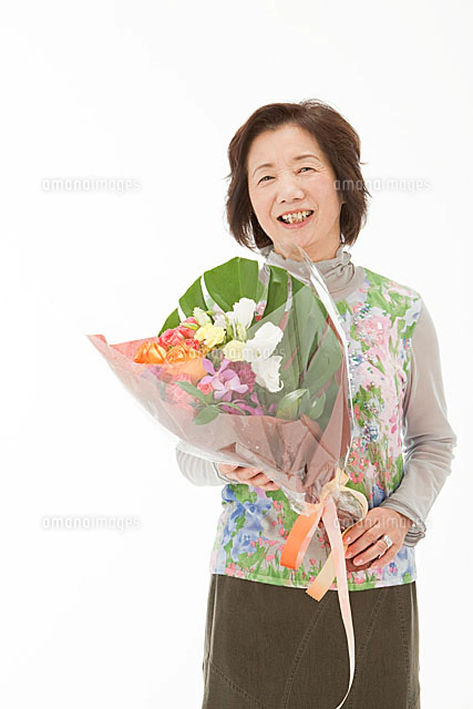 花束を持つ笑顔の60代男性[11002054612]の写真・イラスト素材｜アマナ