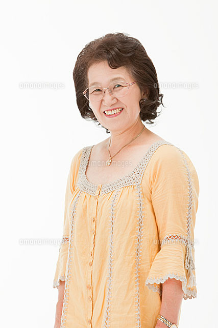 笑顔の60代女性 11002054683 の写真素材 イラスト素材 アマナイメージズ