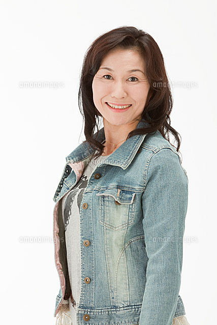 笑顔の50代女性 11002054703 の写真素材 イラスト素材 アマナイメージズ