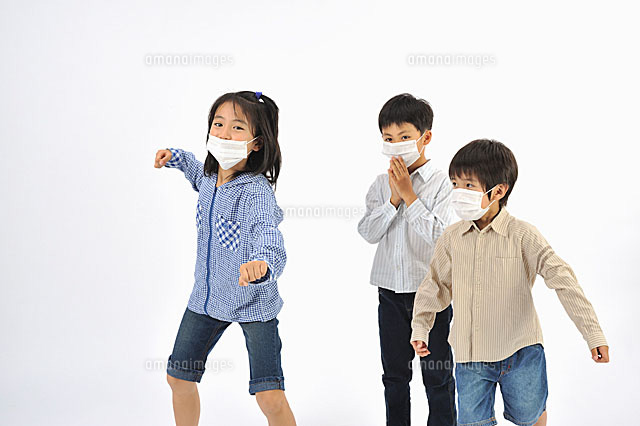 マスクを着用した子供達 の写真素材 イラスト素材 アマナイメージズ