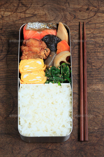 お弁当 ご飯 ホウレンソウ 卵焼き 鶏の唐揚げ 鮭 筑前煮 の写真素材 イラスト素材 アマナイメージズ