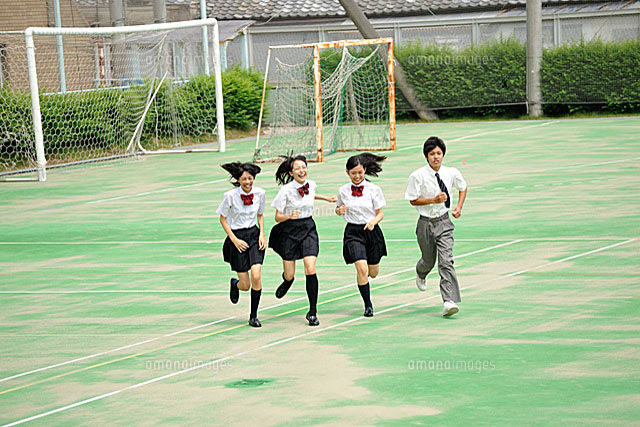 グラウンドを走る高校生四人 の写真素材 イラスト素材 アマナイメージズ