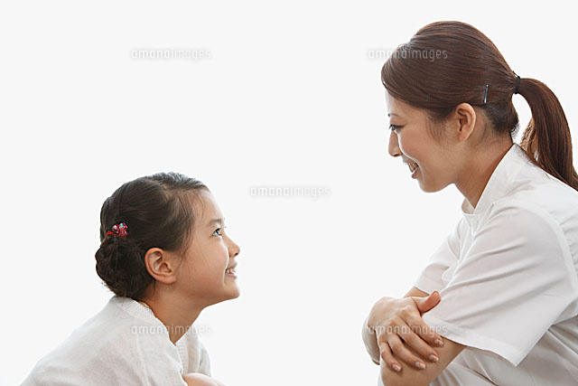 女の子と向い合う歯科助手 の写真素材 イラスト素材 アマナイメージズ
