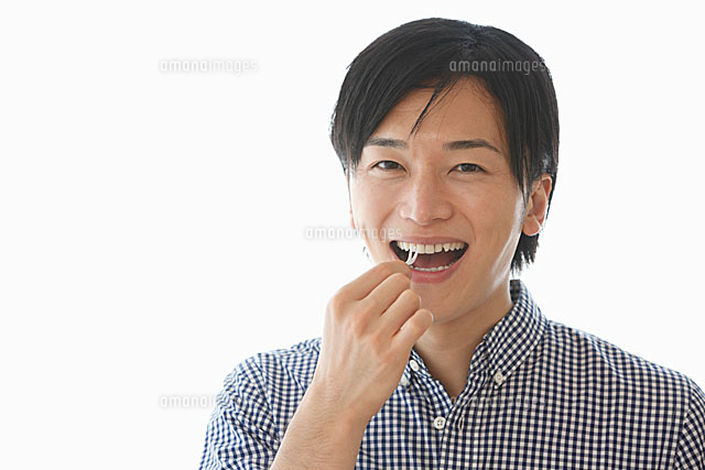 歯間ブラシを使う若い男性 の写真素材 イラスト素材 アマナイメージズ