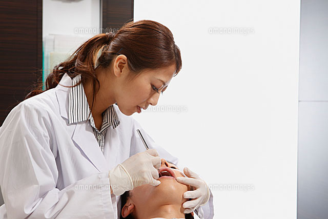 若い男性の歯科検診を行う歯科医師 の写真素材 イラスト素材 アマナイメージズ