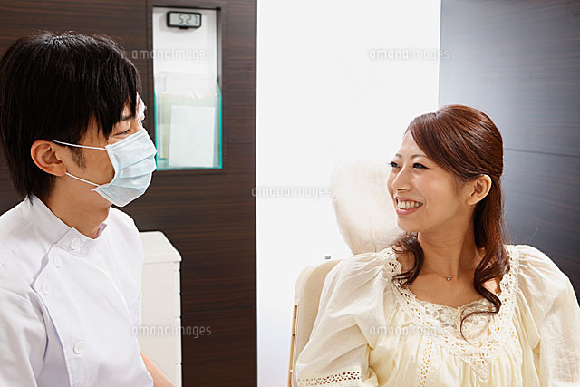 笑顔の若い女性と歯科医師 の写真素材 イラスト素材 アマナイメージズ