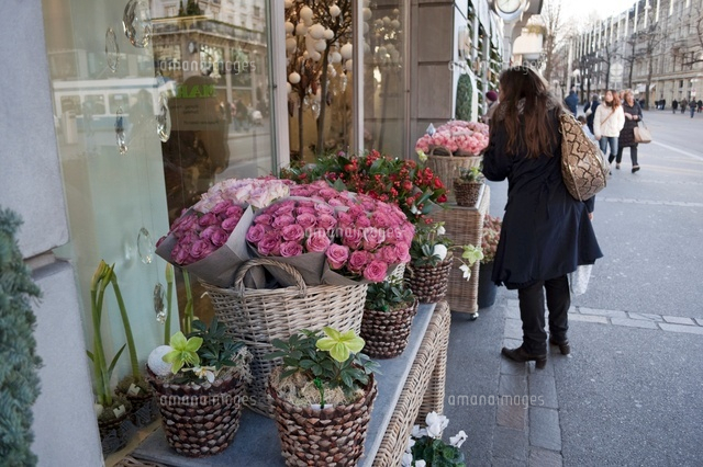 花屋の前の女性客 の写真素材 イラスト素材 アマナイメージズ