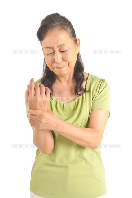 手首の痛みを感じるシニア女性 の写真素材 イラスト素材 アマナイメージズ