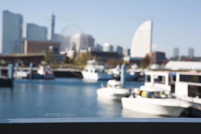背景素材 手摺と港のボート の写真素材 イラスト素材 アマナイメージズ