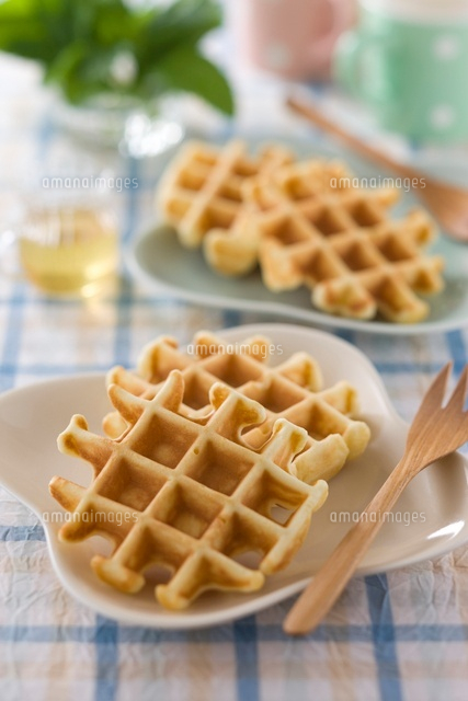 皿にのせたベルギーワッフル の写真素材 イラスト素材 アマナイメージズ