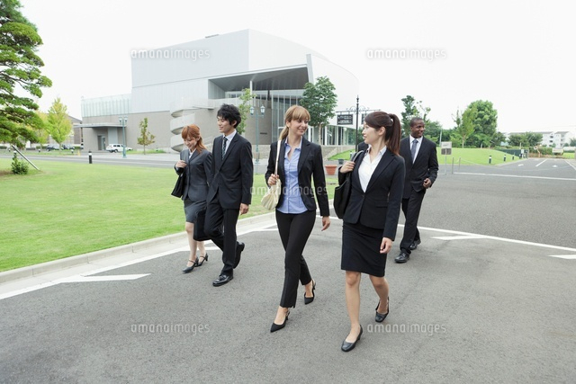 集団で歩くスーツ姿の男女 の写真素材 イラスト素材 アマナイメージズ