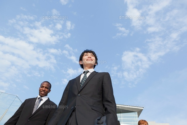 空を見上げるスーツ姿の男性と外国人男性 の写真素材 イラスト素材 アマナイメージズ 空を見上げるスーツ姿の男性と外国人男性 の写真素材 イラスト素材 アマナイメージズ