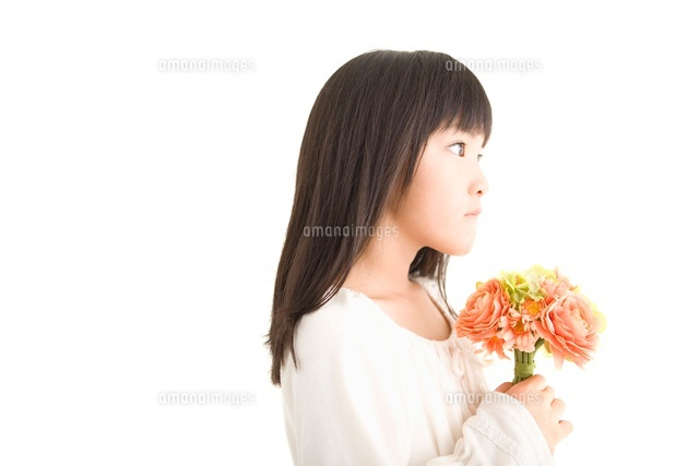 花を持つ女の子 の写真素材 イラスト素材 アマナイメージズ 花を持つ女の子 の写真素材 イラスト素材 アマナイメージズ