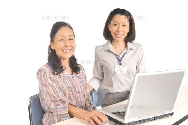 パソコンを教える女性とシニア女性 の写真素材 イラスト素材 アマナイメージズ