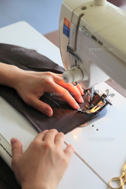 ミシンで作業する手 の写真素材 イラスト素材 アマナイメージズ