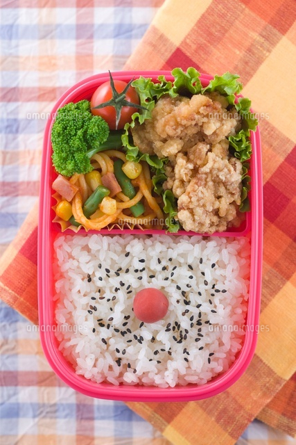 唐揚げ弁当 の写真素材 イラスト素材 アマナイメージズ