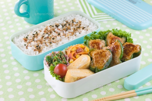 ピーマンの肉詰め弁当 の写真素材 イラスト素材 アマナイメージズ