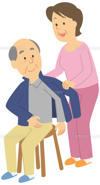 上着を着せてもらう老人男性 の写真素材 イラスト素材 アマナイメージズ