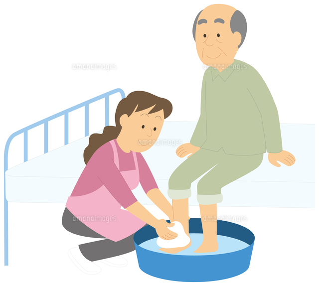 介助員に足を洗ってもらう老人男性 の写真素材 イラスト素材 アマナイメージズ