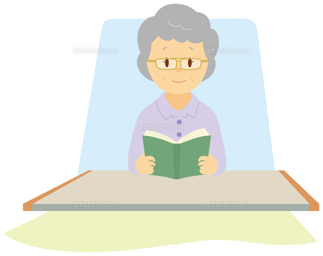 介護ベッドで本を読む老人女性 の写真素材 イラスト素材 アマナイメージズ