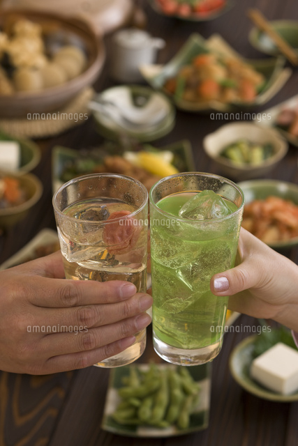 居酒屋で酎ハイで乾杯する男女の手 の写真素材 イラスト素材 アマナイメージズ